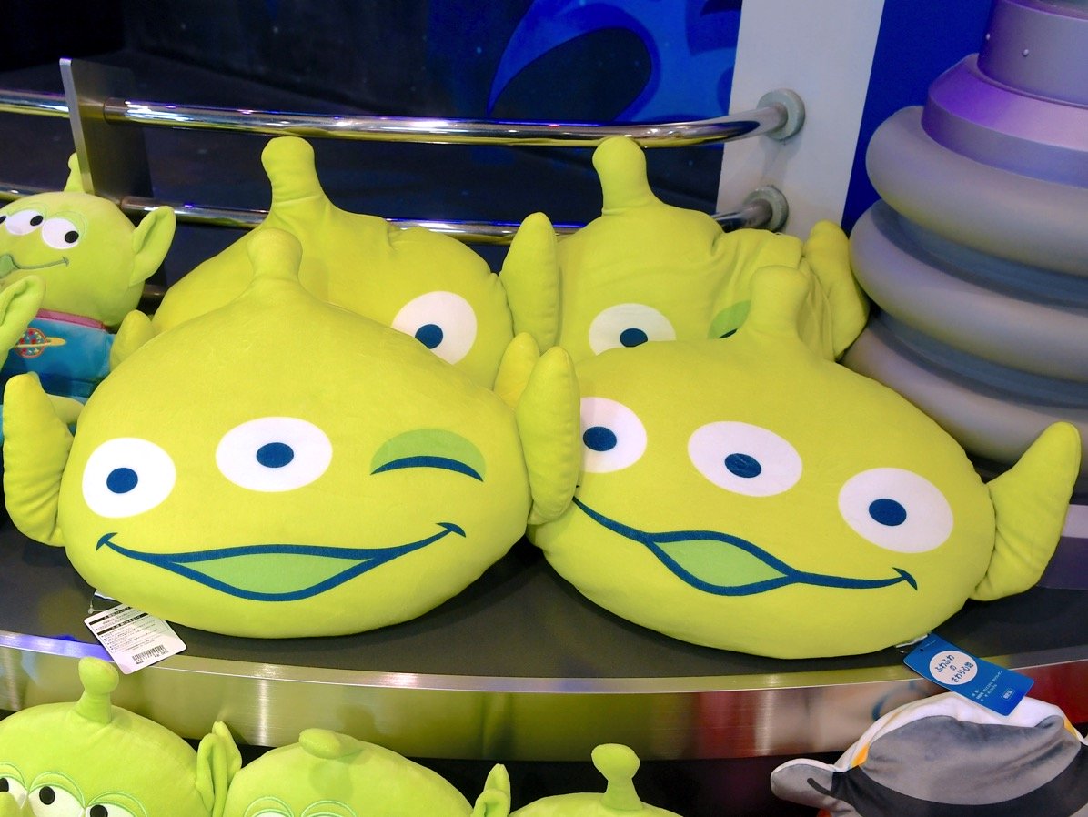 ふわふわの触り心地！東京ディズニーランド2020クッション・お土産 -