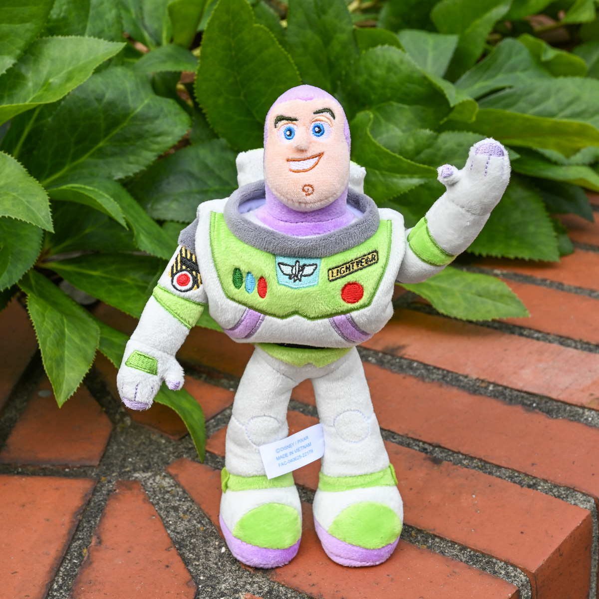 バズ・ライトイヤーの“ぬい撮り”ぬいぐるみ！東京ディズニーリゾート