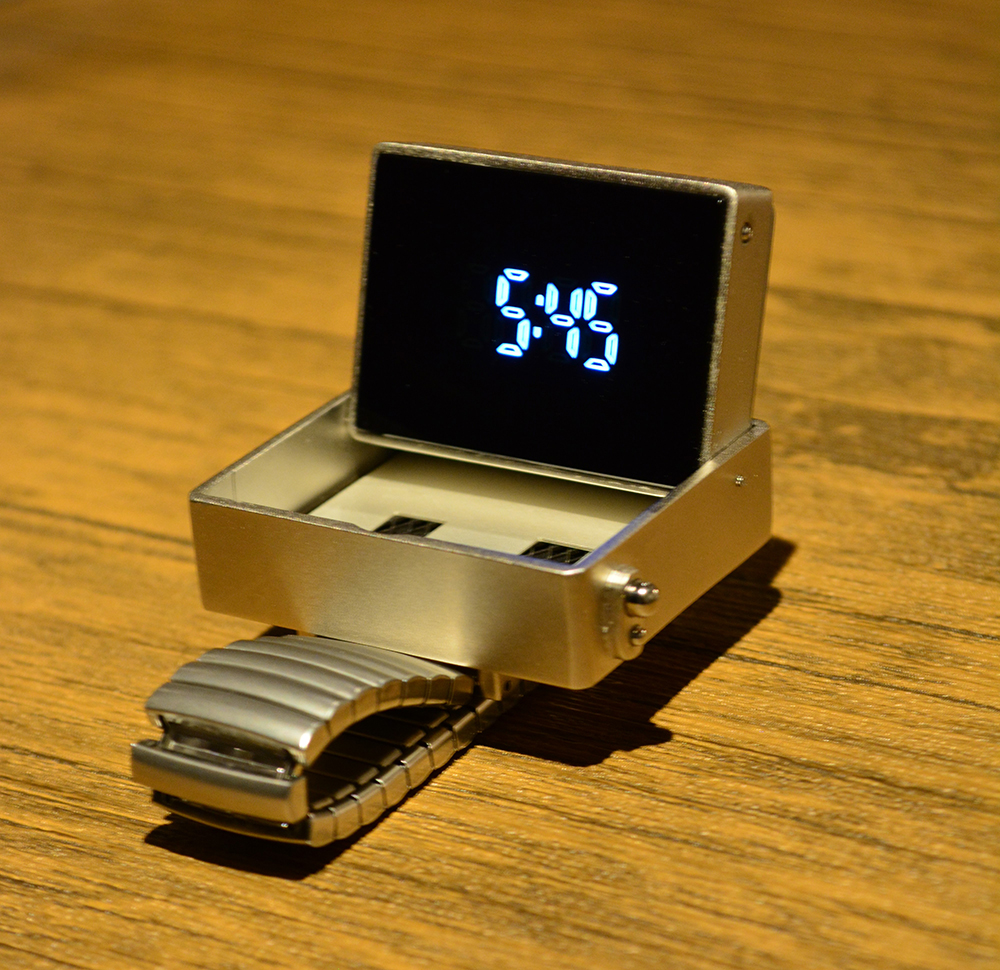 ウルトラセブン』55周年記念！ウルトラ警備隊の「ビデオシーバー」を