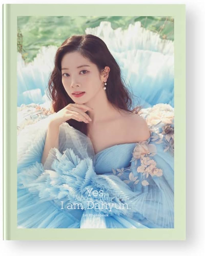 Kakao M DAHYUN TWICE - Yes, I am Dahyun. 1ST PHOTOBOOK (Apple