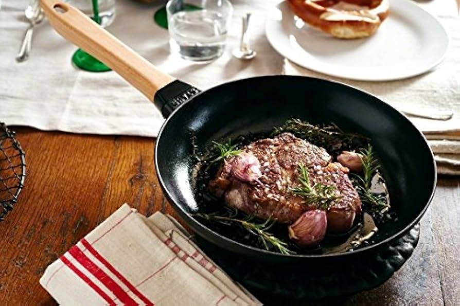 Amazon｜staub ストウブ 「 ウッドハンドル フライパン 24cm 」 鋳物