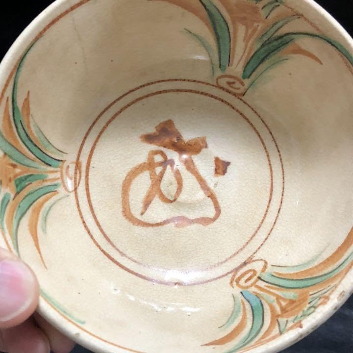 究極の美◼️蔵から美しい竹と菊とアヤメが描かれた抹茶茶碗が出て来