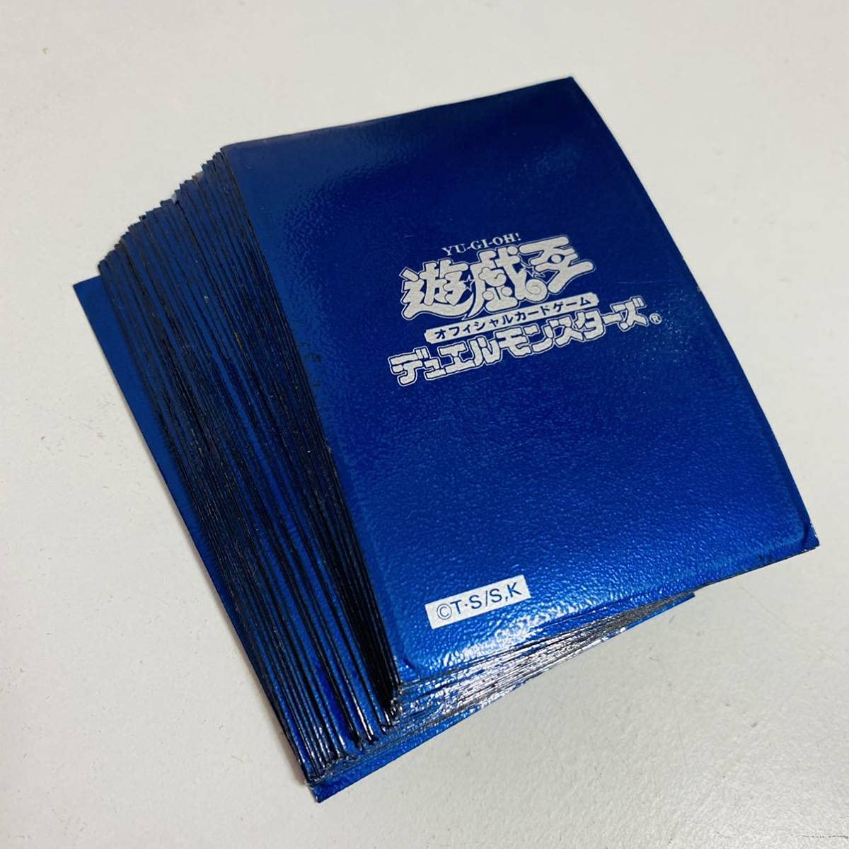 遊戯王 初期ロゴ メタリックブルー 青 スリーブ 未開封 50枚 遊戯王