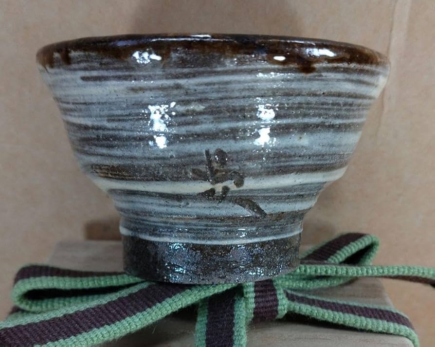 Amazon.co.jp: 本物保証金城次郎 ぐい呑 共箱 栞 人間国宝 壺屋焼 魚紋