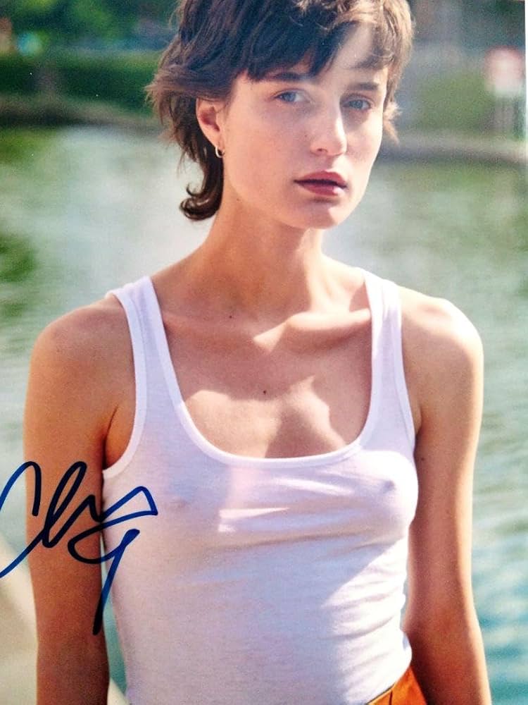 Amazon.co.jp: セール中…オリヴィア クック直筆サイン入り超大型写真