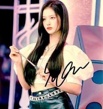 Amazon.co.jp: NMIXX ソリュン 直筆サイン入り写真 : おもちゃ