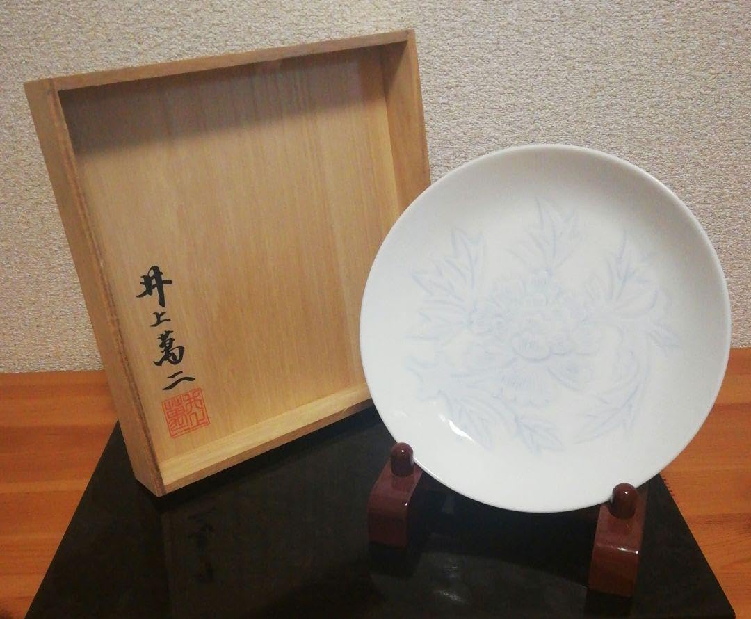 Amazon.co.jp: 人間国宝 井上萬二作 白磁 染牡丹彫文 皿 共箱 略歴付