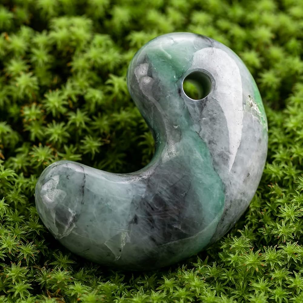 Amazon | プレミアム 糸魚川天然翡翠 勾玉 鮮やかな緑と黒色 艶美麗