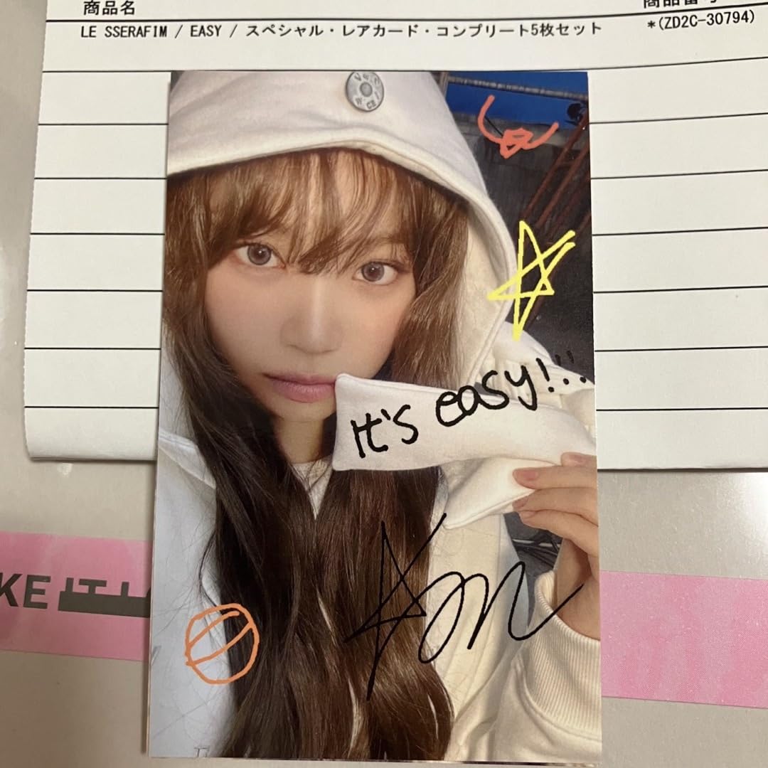 Amazon.co.jp: レアLE SSERAFIM EASY ユニバ当選 限定トレカ