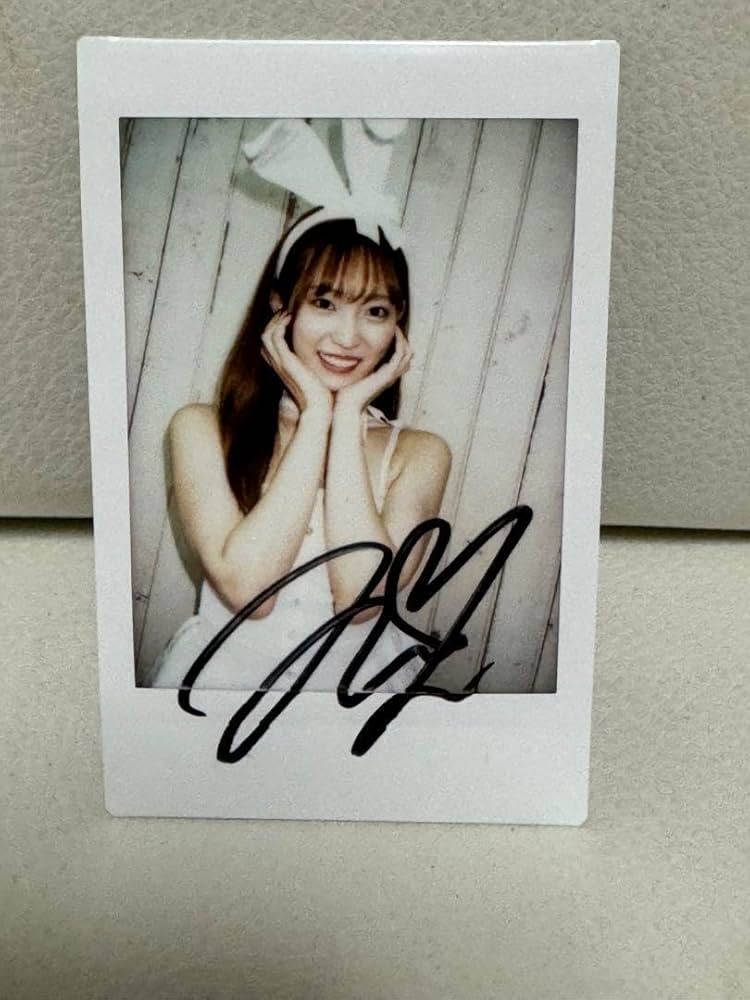 Amazon.co.jp: 美谷朱里 美谷朱音 直筆サイン入りチェキ バニー : おもちゃ
