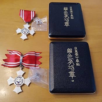 Amazon.co.jp: 日本赤十字社 銀色有功章 男性 女性用セット 略章付 完