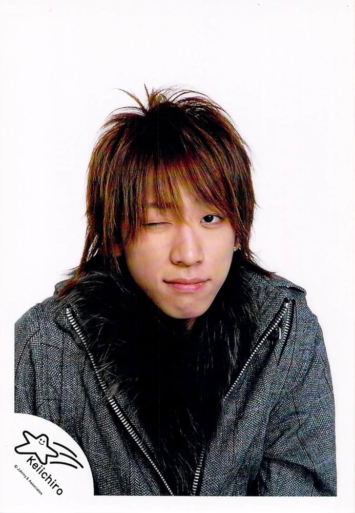 Amazon.co.jp: NEWS 小山慶一郎 【公式写真・スリーブ付き】 c 002