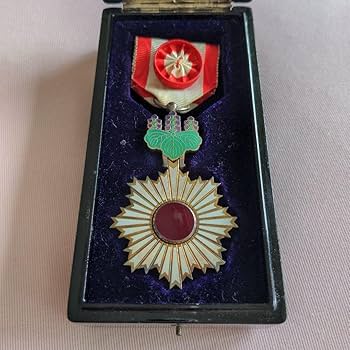 Amazon.co.jp: 勲章 旭日小綬章 勲四等旭日小綬章 略綬 共箱 旭日章