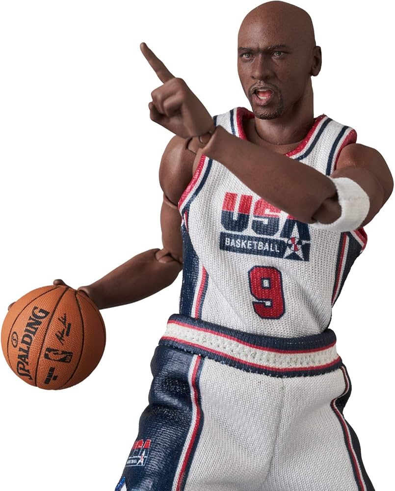 Amazon.com: Medicom Michael Jordan 1992 Team USA Mafex Action