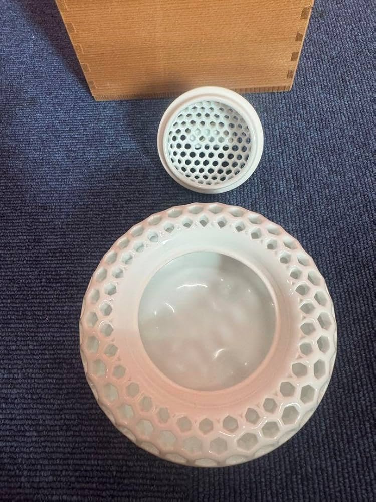 Amazon.co.jp: 1691 三川内焼 13代玉泉 白磁香炉 無形文化財 透し彫り