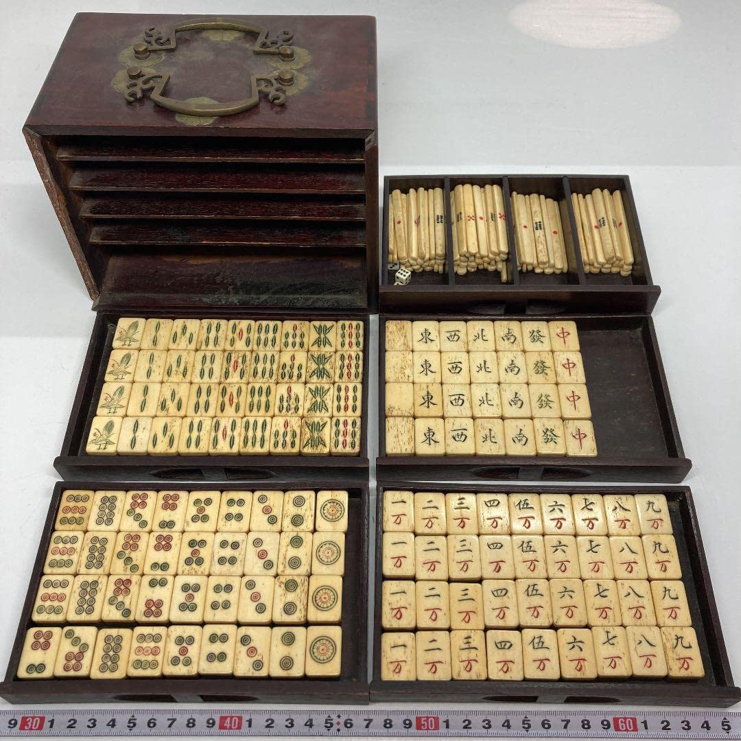 80年ほど前の上質鹿の骨材と竹材の麻雀牌セット