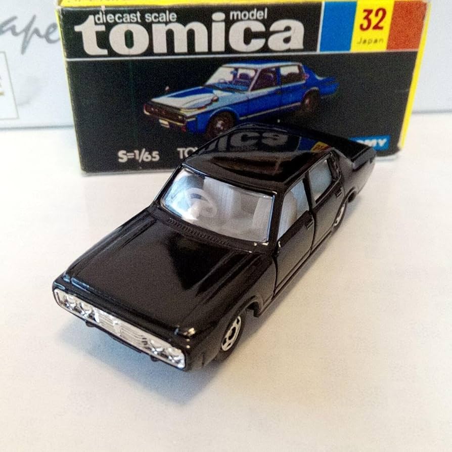Amazon.co.jp: トミカ 黒箱32 トヨタ ニュークラウン 黒 ZRK5 : おもちゃ