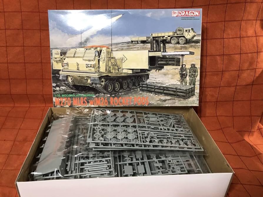 Amazon.co.jp: ドラゴン 3523 1/35 M270 MLRS w/M26 ROCKET POD 多連装