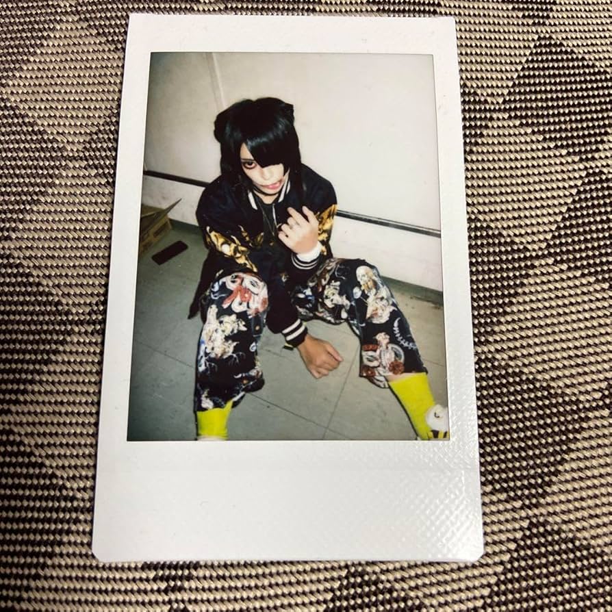 Amazon.co.jp: 甘い暴力 チェキ 咲さん 座り舌だし : おもちゃ