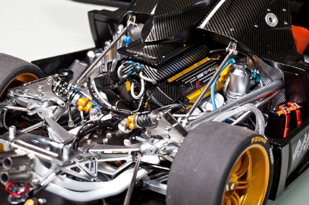 Amazon | AUTOart 1/18 パガーニ ゾンダ R (ホワイト/イタリアン