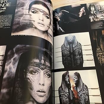 Amazon.co.jp: 希少 絶版 洋書 H.R.GIGER'S NECRONOMICON I II 2冊