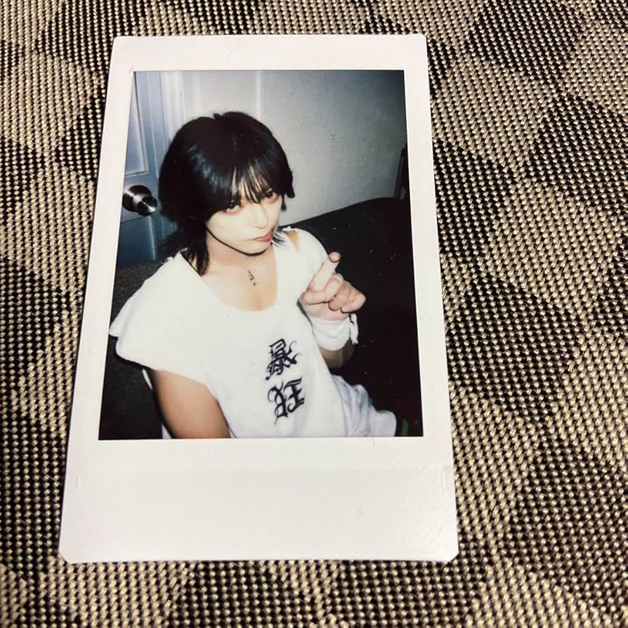 Amazon.co.jp: 甘い暴力 チェキ 咲 指差しポーズ : ホーム＆キッチン