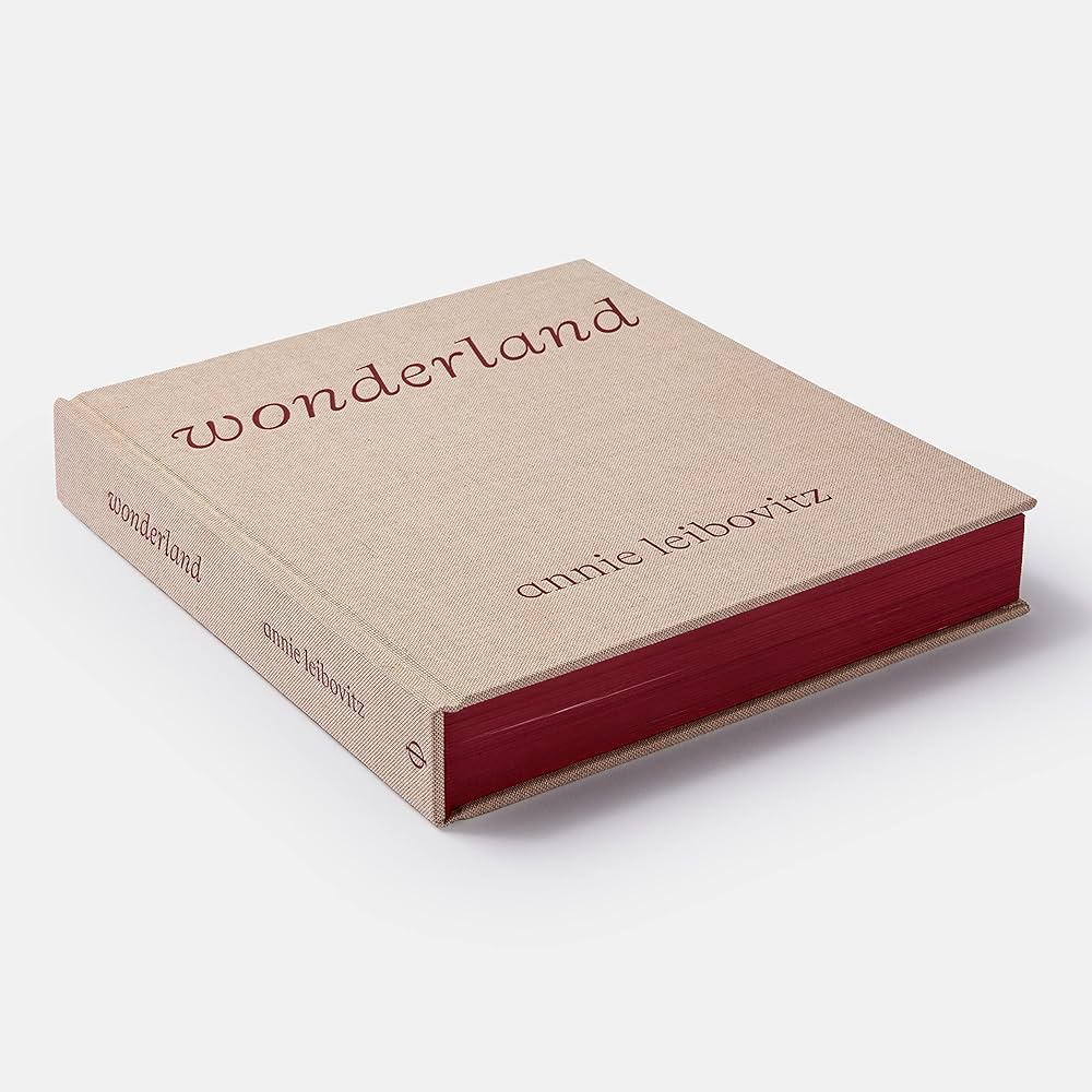 Wonderland: Leibovitz, Annie, Wintour, Anna: 9781838661526: Amazon