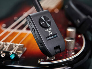 充実した演奏が楽しめる手のひらサイズのギター/ベースヘッドホン