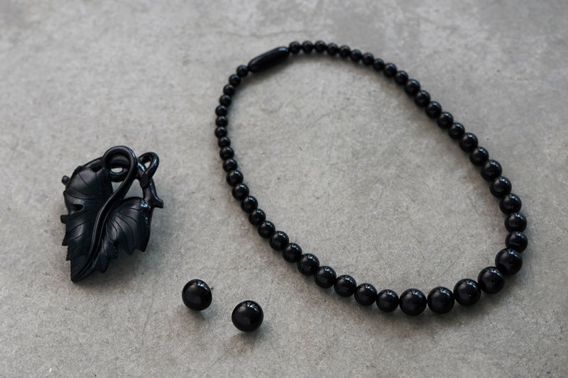 常設販売開始】ブラックフォーマルの新定番。漆黒に輝くジェットが「喪