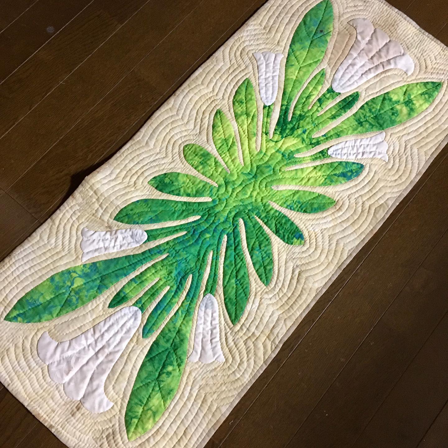 エンジェルトランペットのハワイアンキルト: As time goes by