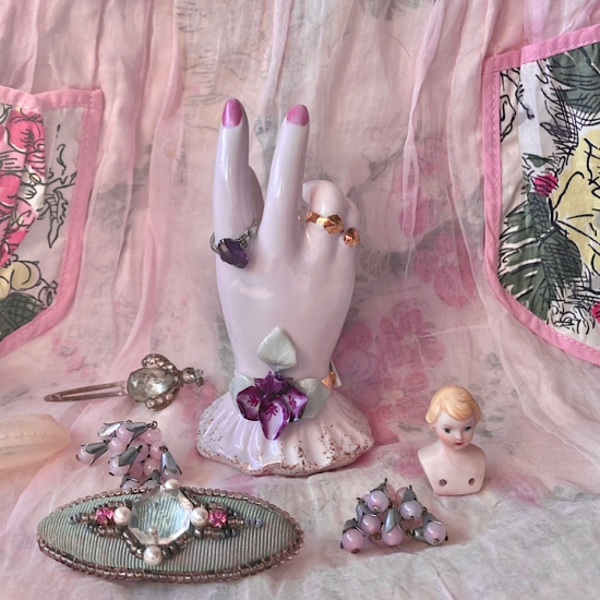 03Lefton 菫を飾ったピースの手のオブジェポーセリンリングホルダー