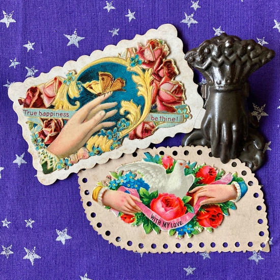 03F 指先に留まる蝶とリボンを持つ手と鳩のヴィクトリアンコーリング