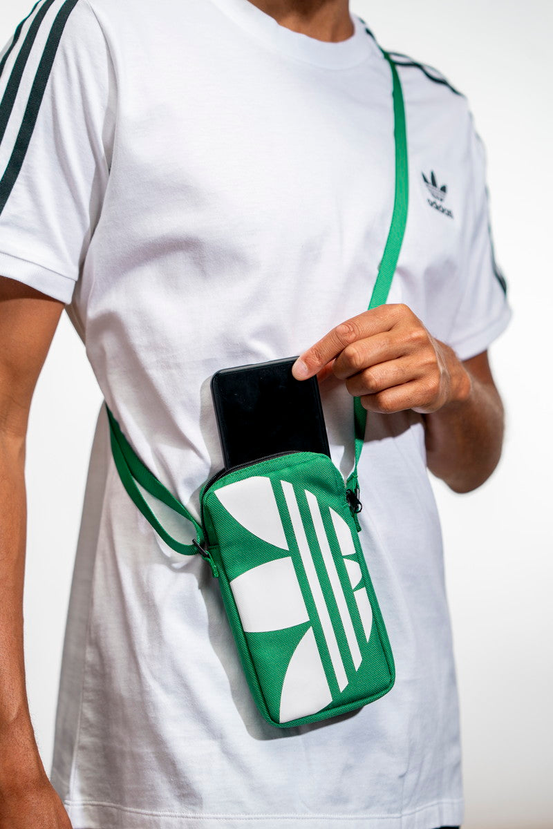 adidas ユニバーサルフォンポーチ Universal Pouch Big Logo グリーン