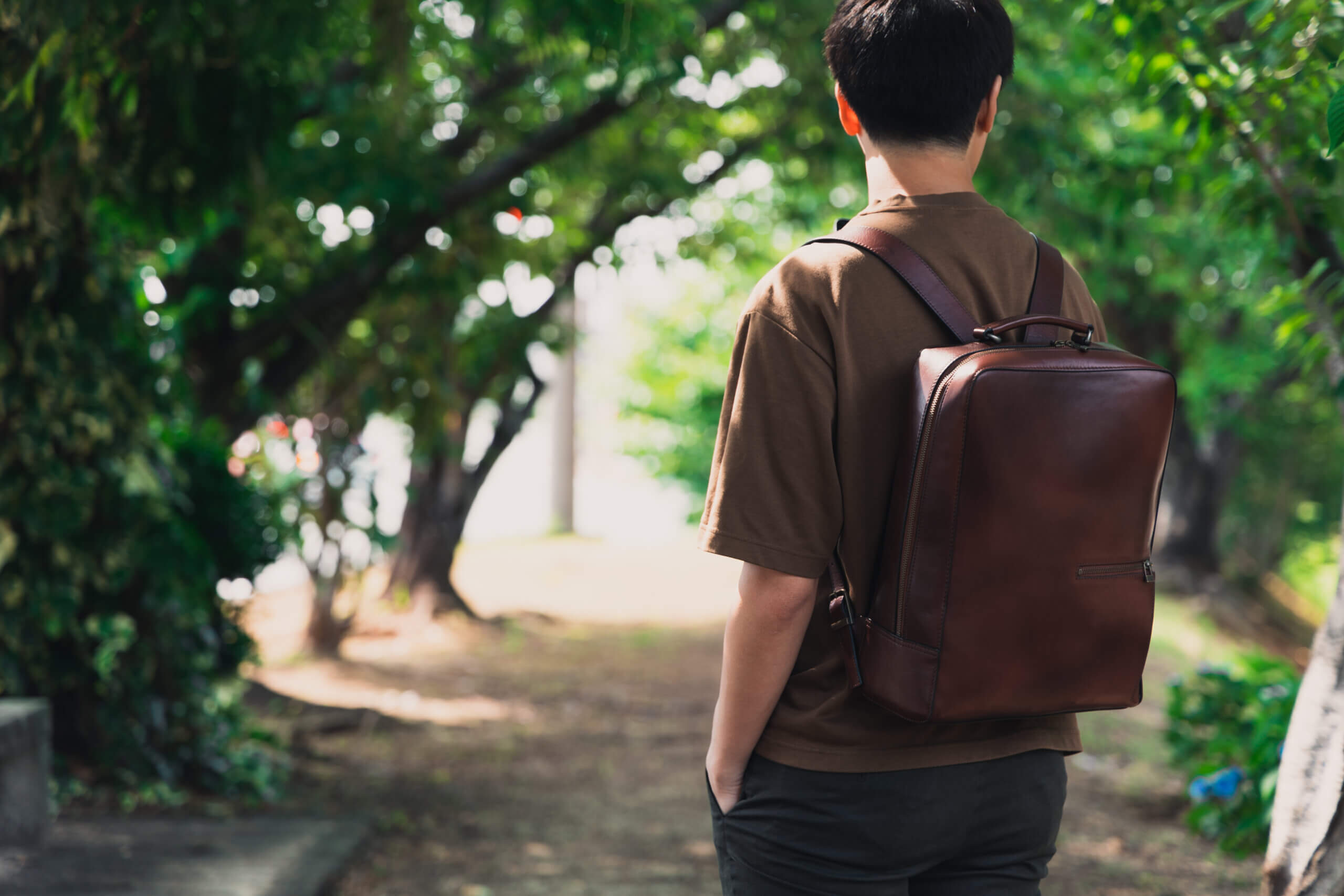 作り手のこだわりが詰まった四角い革リュック、MOTHERHOUSE