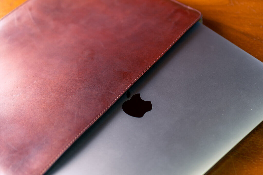 MacBook用の革製ケース、drip「Leather MacBook Case」 | signature