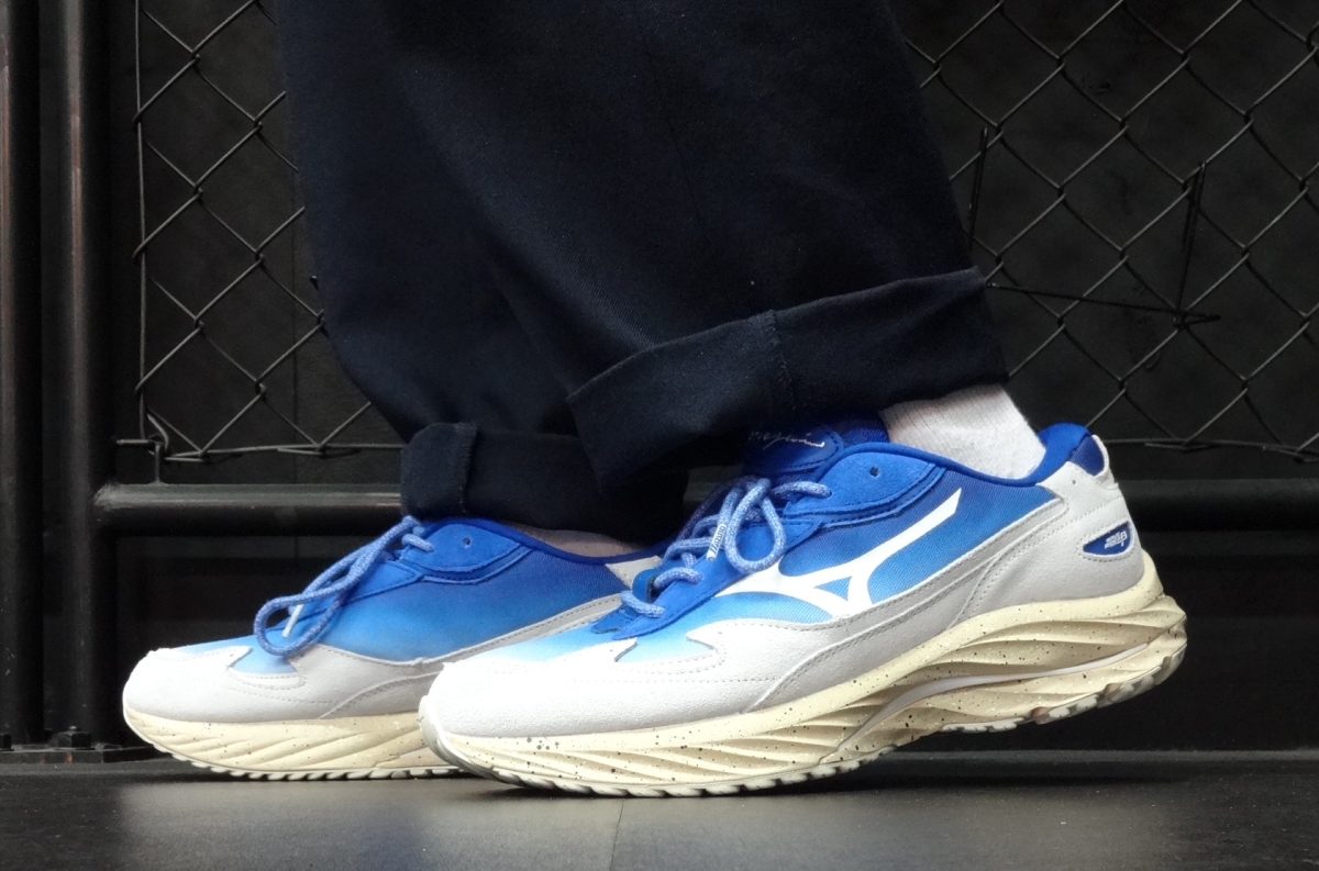 MIZUNO WAVE RIDER β】イラストレーター永井博とコラボした注目の一足