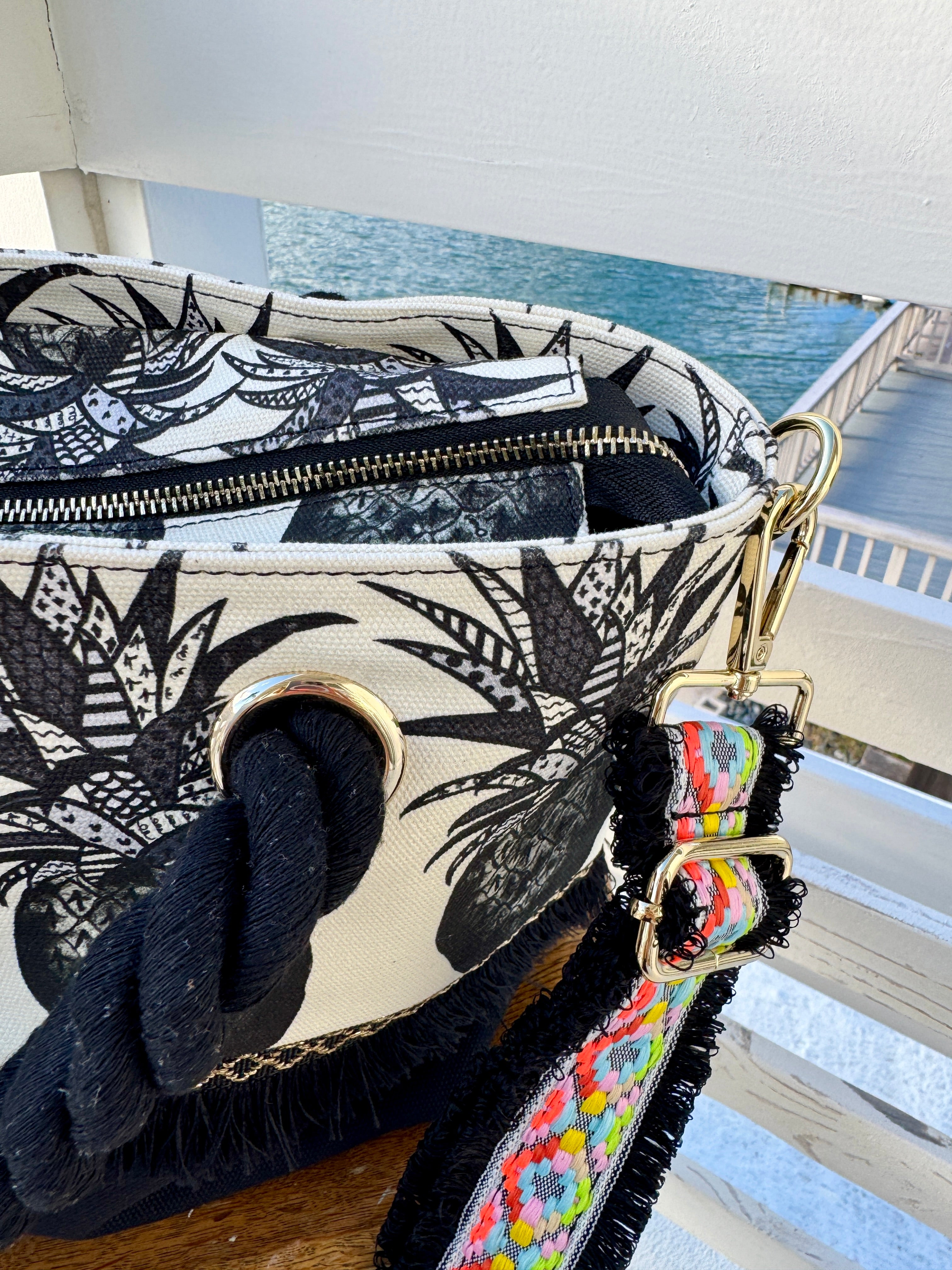 TBSサンジャポで紹介されたブラックパイントートバッグ