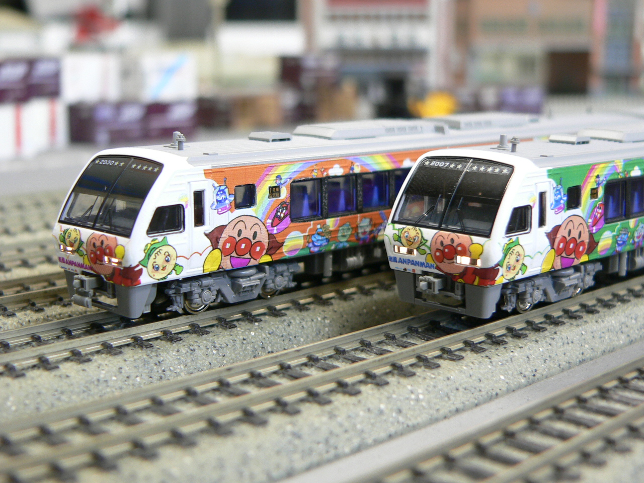 カトーのJR四国2000系にR工房さんのアンパンマン列車ラッピング