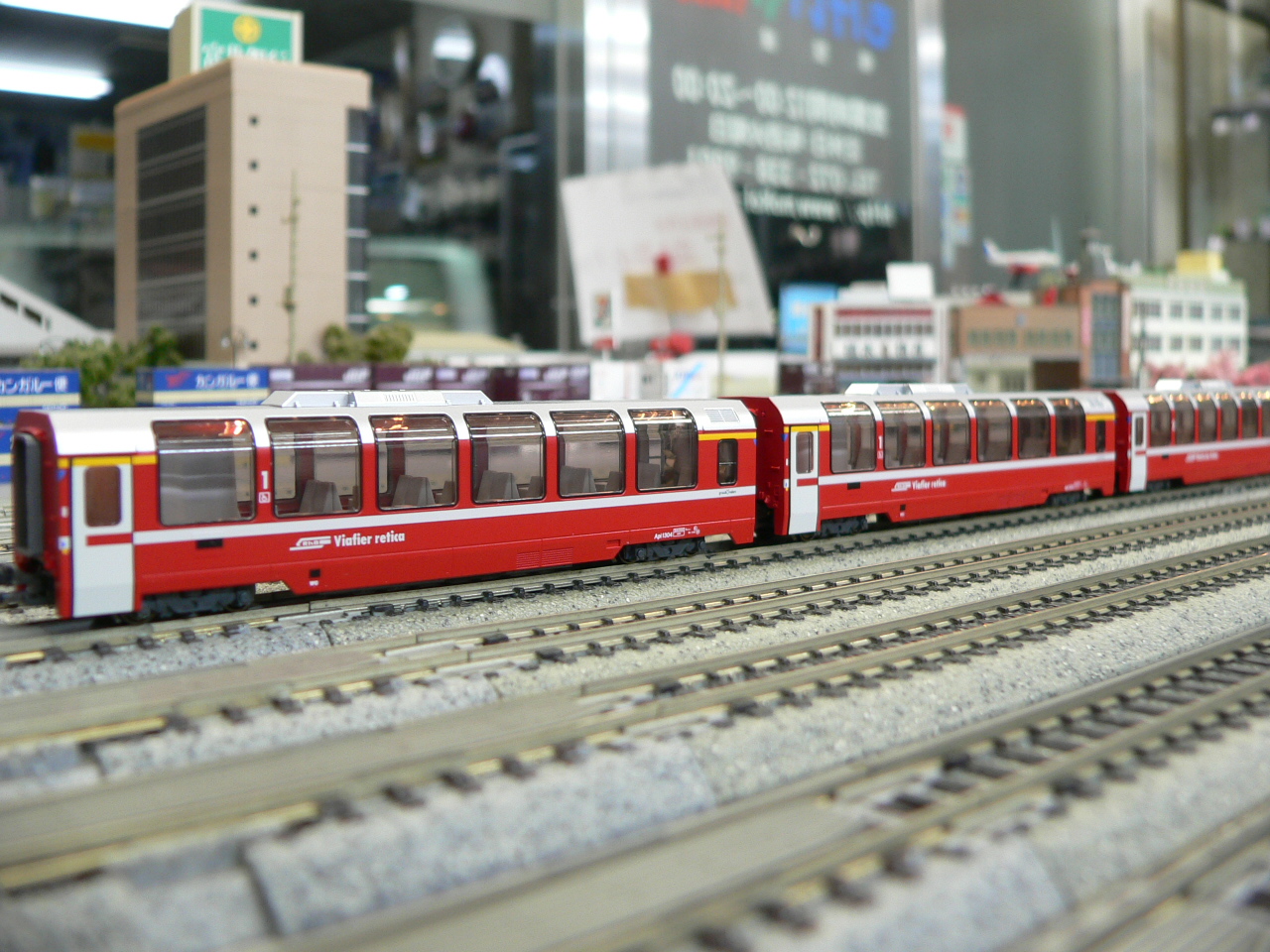 カトーのスイス型、レーティッシュ鉄道のベルニナ急行に室内灯を