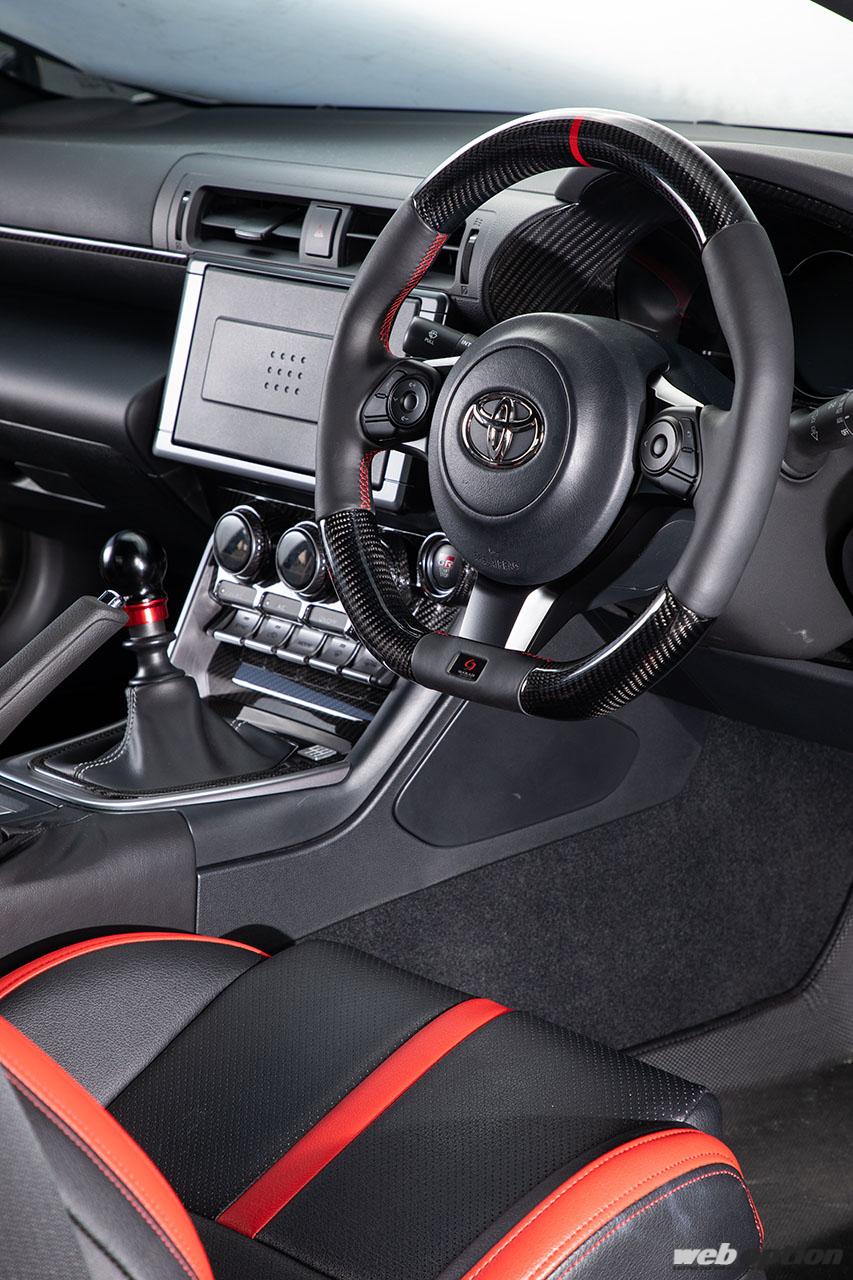 GR86専用の美麗ステアリングに注目！」スポーツ走行に最適なDシェイプ