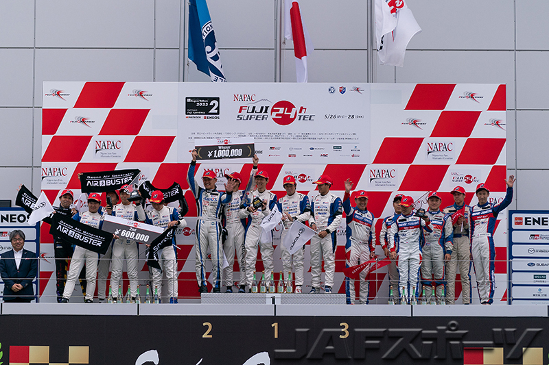 中升 ROOKIE AMG GT3が23時間37分で逆転劇を演じて初の総合優勝