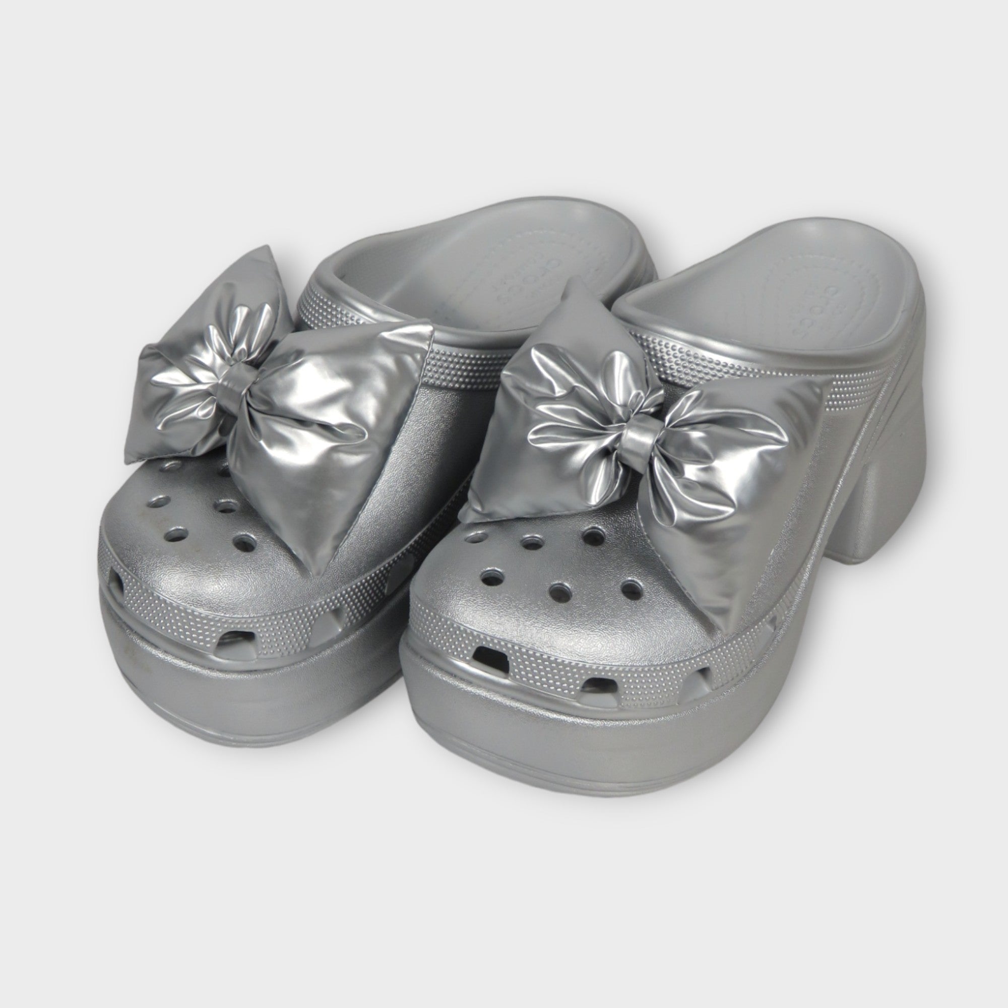 crocs クロックス セイレン メタリック ボウ クロッグ – mou by ACROPOLIS