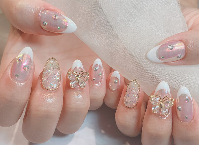 ホワイトフレンチ×蝶々パーツ | ネイルサロンmoca (モカ) ｜大阪