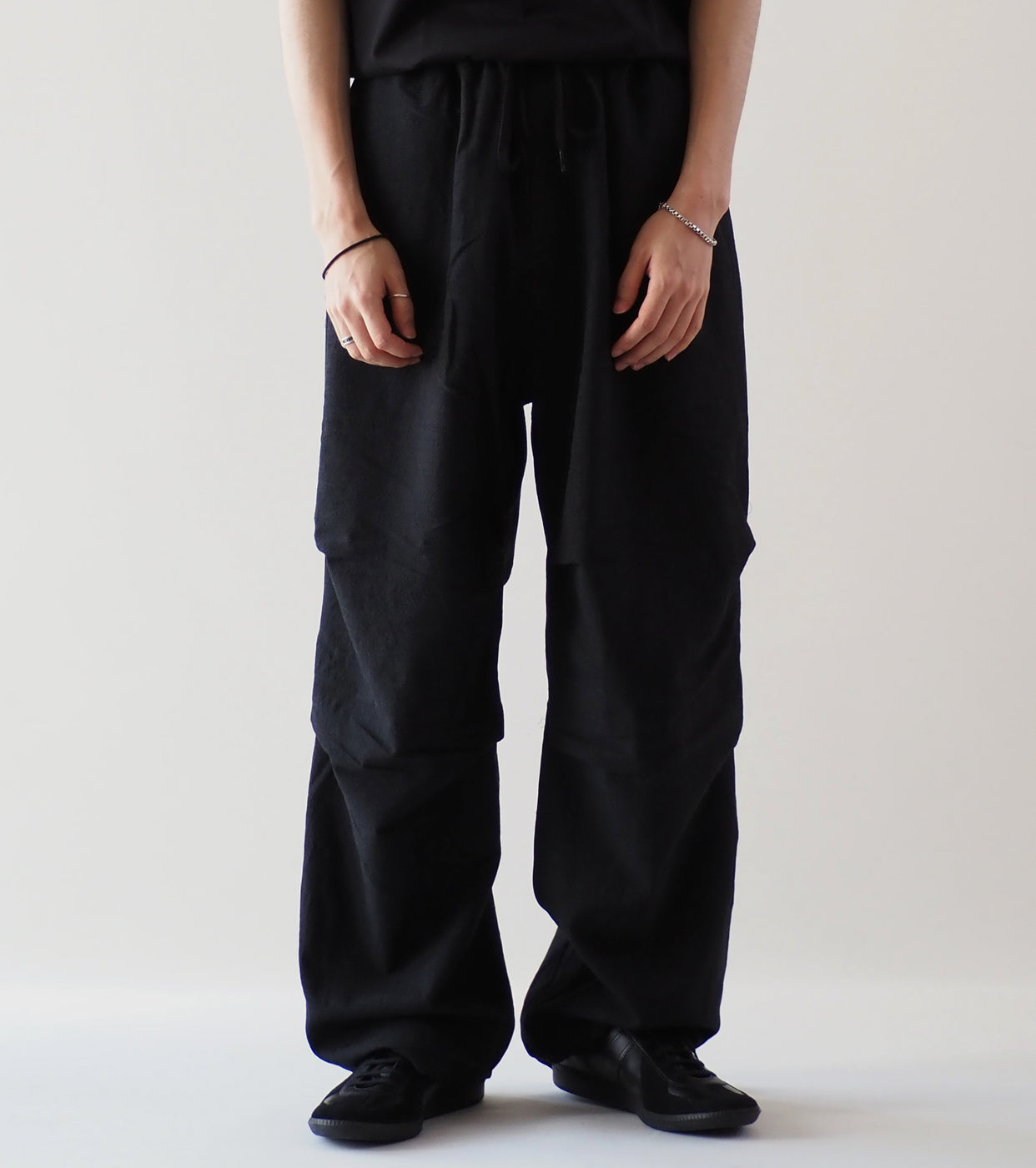 COMOLI ウール ニータックパンツ, Charcoal – Navyblue