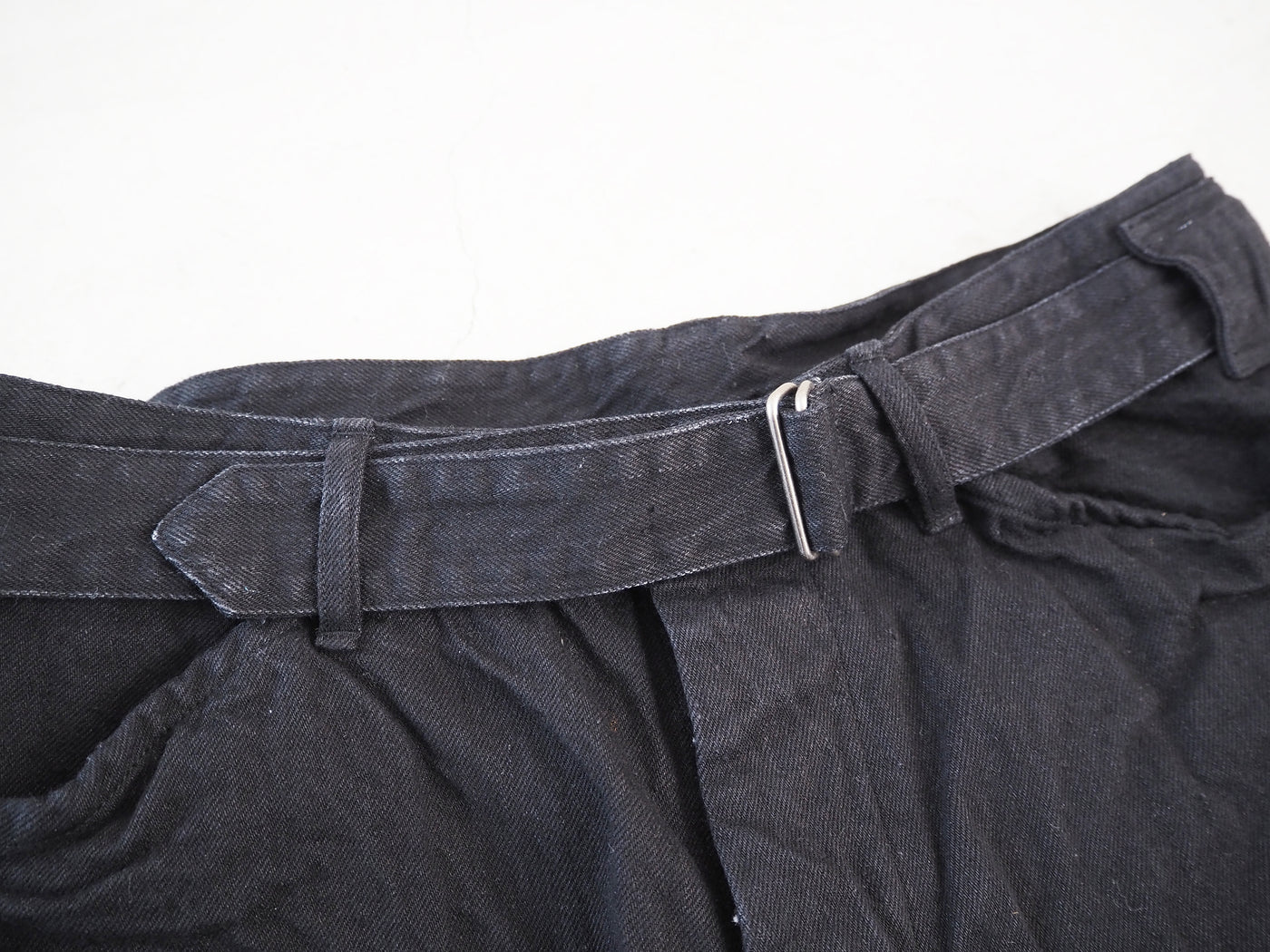 COMOLI デニムベルテッドパンツ, Black – Navyblue