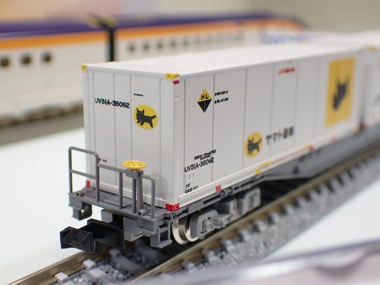 TOMIX JR コキ107形貨車（新塗装・ヤマト運輸コンテナ付）8756