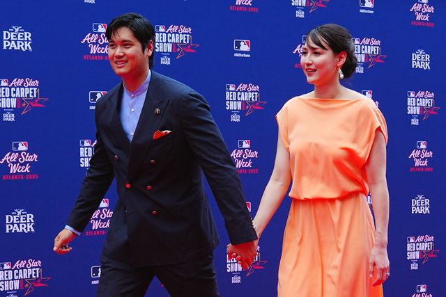妻メインで選んだ」大谷翔平が妻の真美子さんと手をつないでレッド