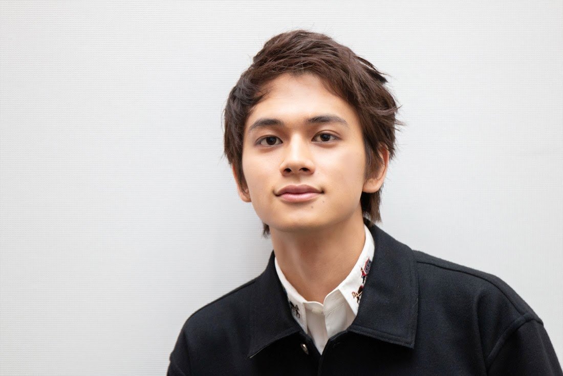 北村匠海＞“顔面タトゥー”の衝撃ショット公開 「かっこいー