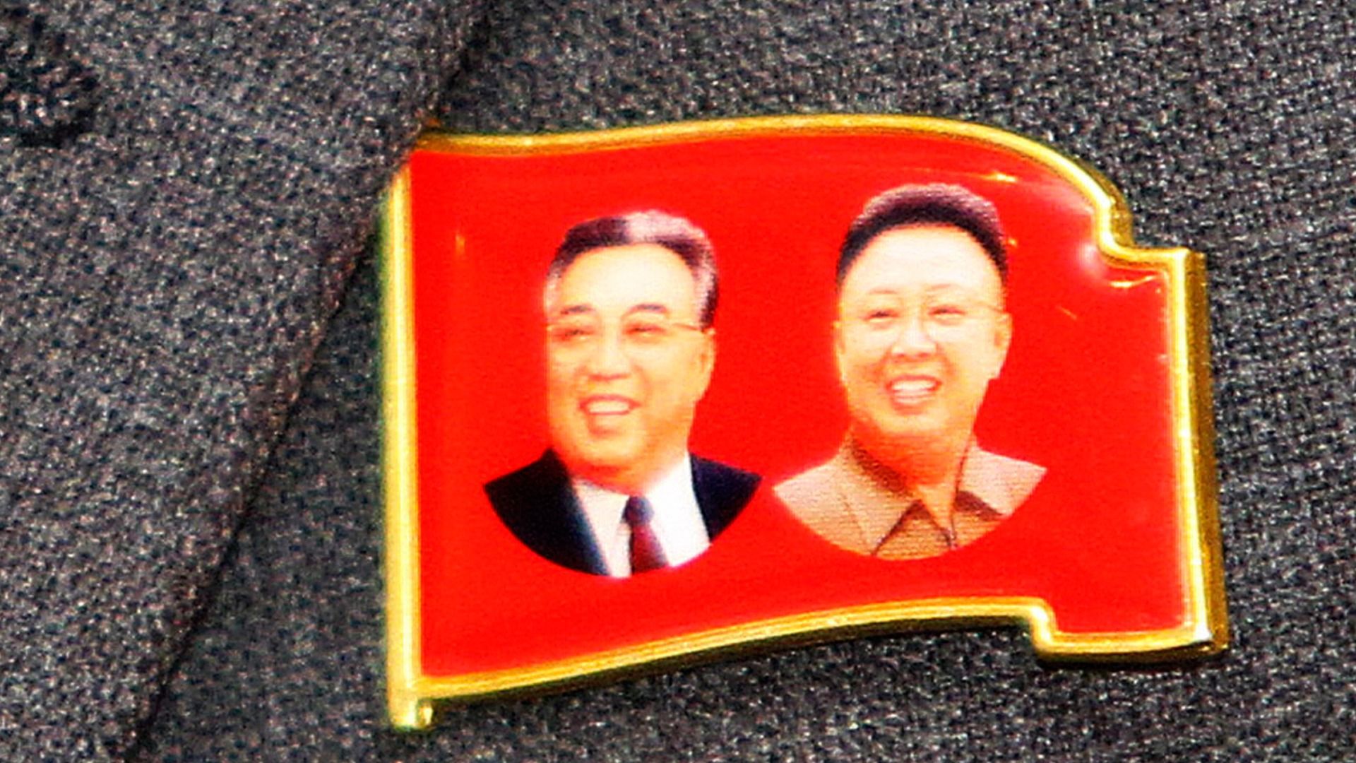 ◎新品 送料無料 希少 北朝鮮 金日成 金正日 バッジ ピンバッジ 2個