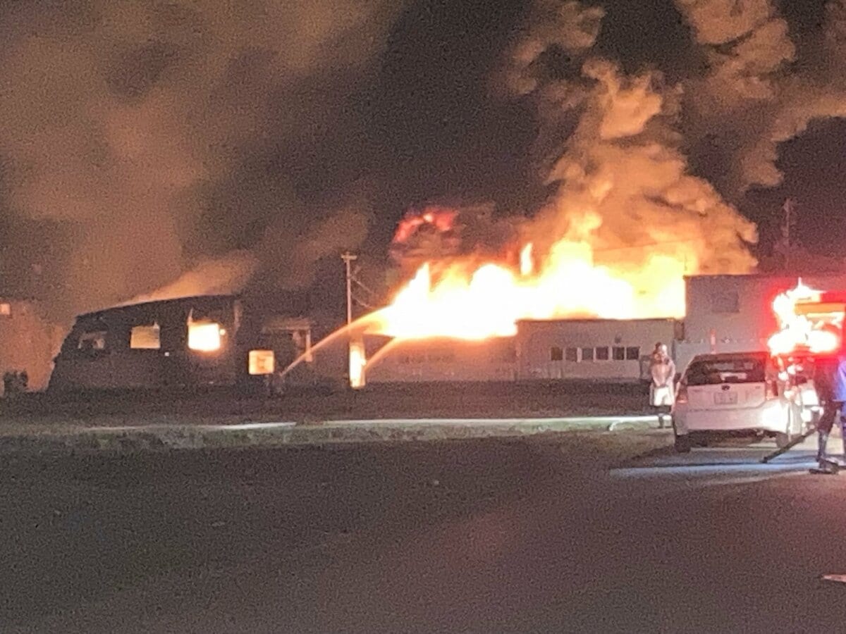 工場から火が見える」プラスチック再生工場で火災 隣接の段ボール加工